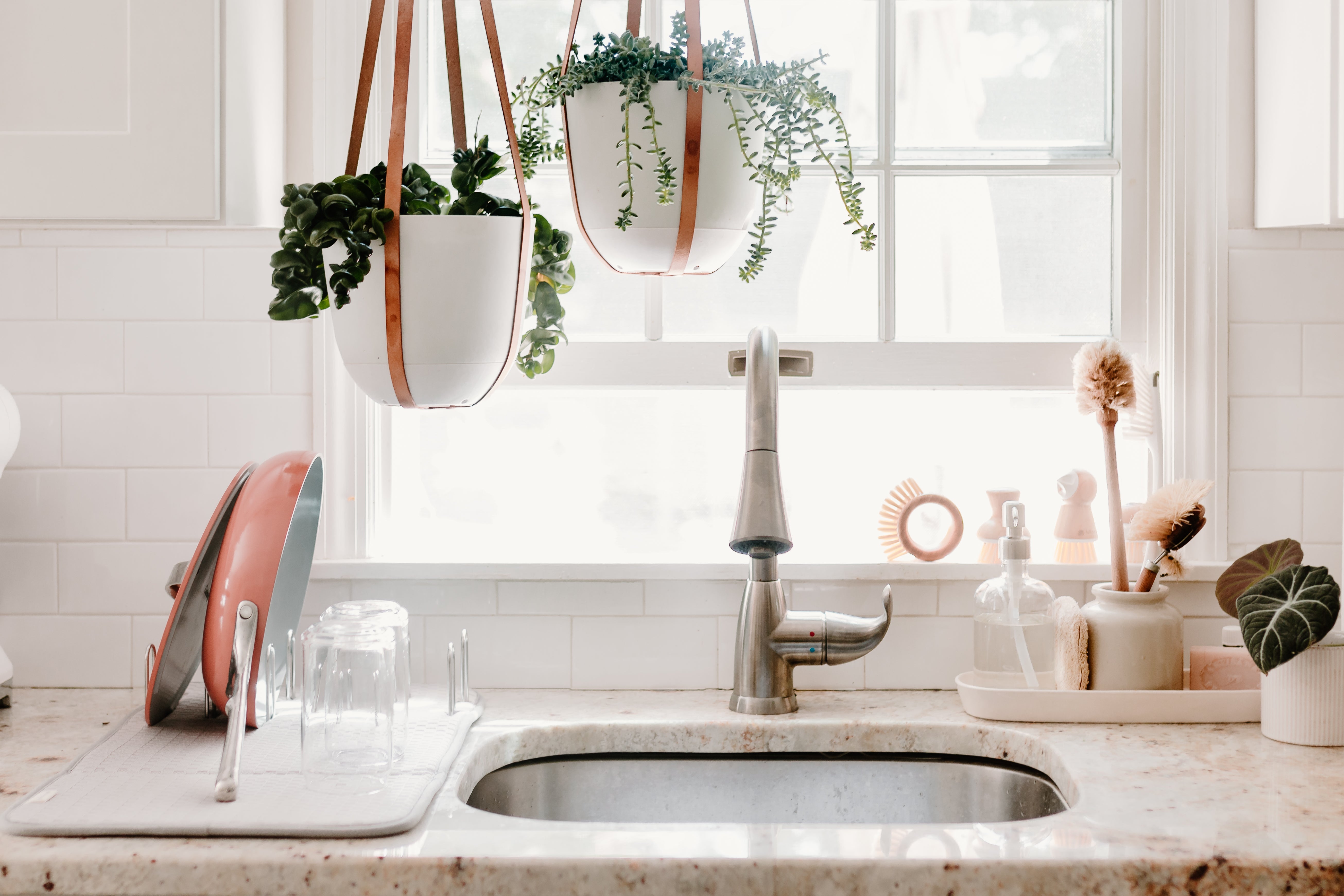 Distributeur de savon, organisateurs